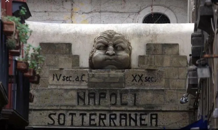 Spaccanapoli 22 0*, Naples Italy
